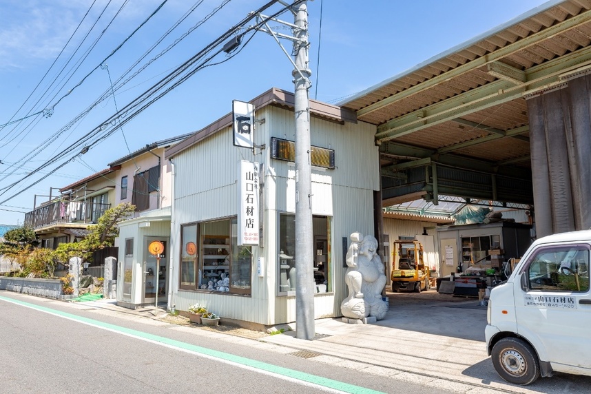 「石」の看板が目印です。