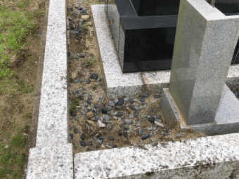 玉砂利が少なくなって、隙間から草が生えている。